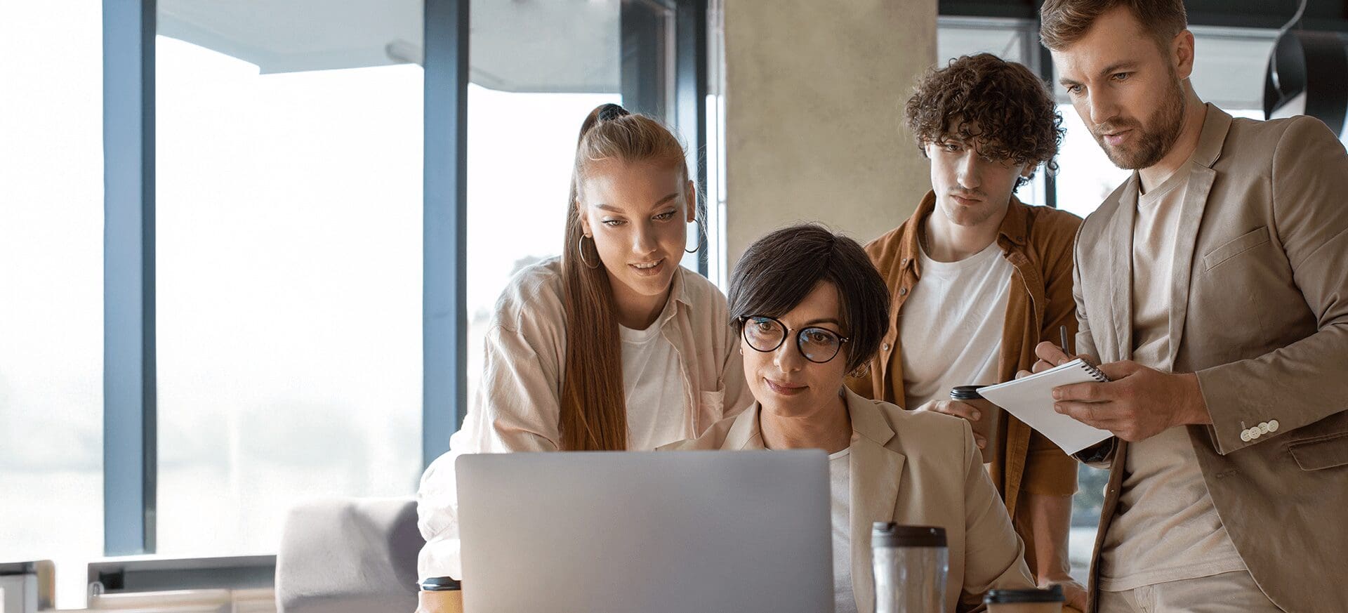 Groupe de travail observant le PC d'une partenaire